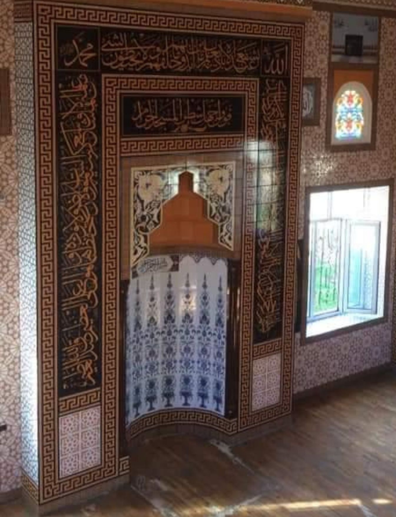 Cami Mihrap Modelleri- 03 - Ahşap Kaplamalı Cami Çinili Mihrap