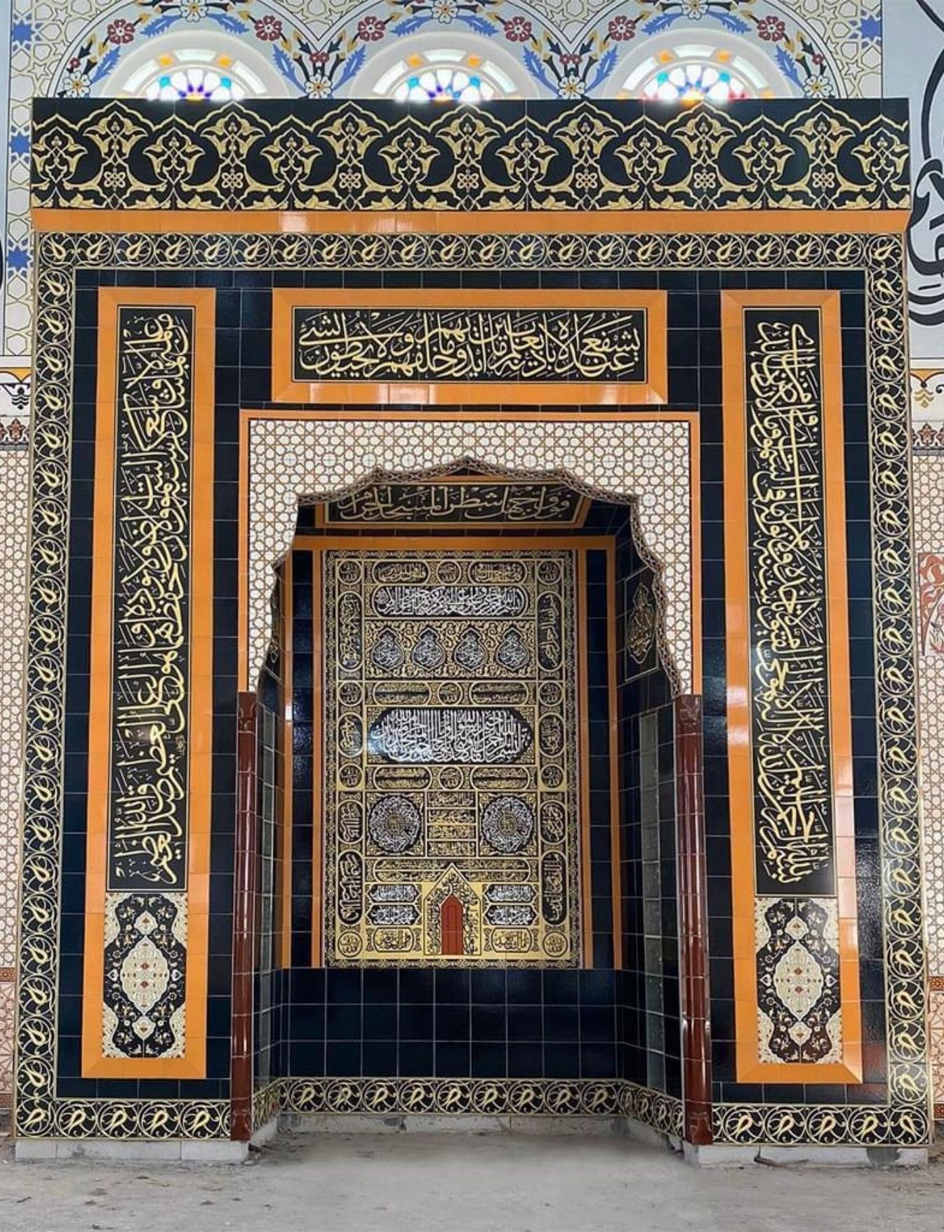 Cami Mihrap Modelleri - 31- Ahşap Desenli Kabe Sitili Mihrap Modelleri