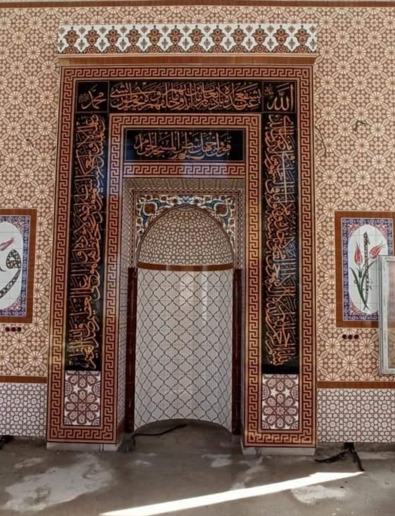 Cami Mihrap Modelleri - 09 - Ahşap Tasarımlı Çini Mihrap Modelleri