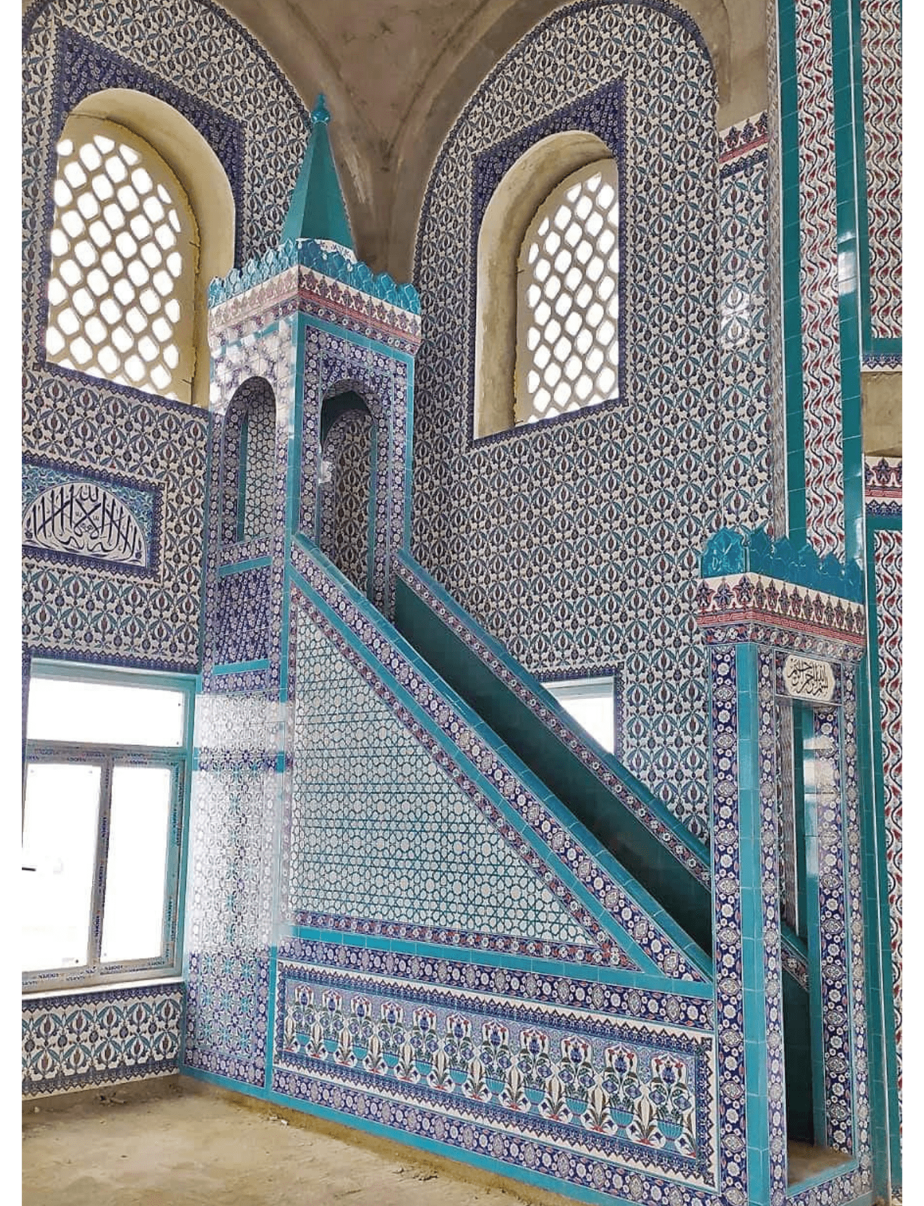 Cami Minber Modelleri - 40 - Osmanlı lale Desenli Cami Çini Minber